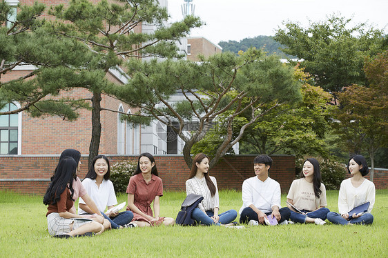 校园草坪上放松聊天的大学生们图片