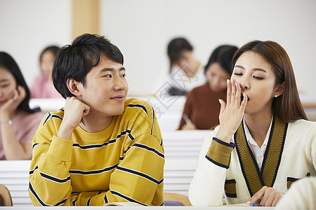 看着女朋友打哈欠微笑的青年男子图片