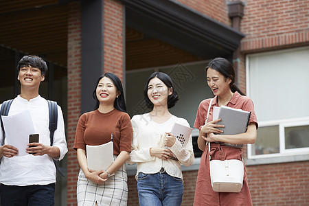 校园里拿着文件资料的大学生图片