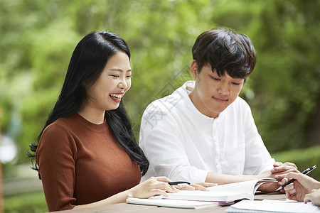 户外学习的青年大学生图片