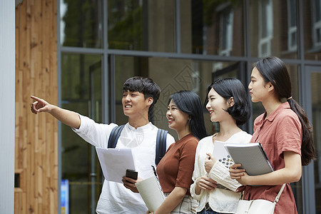 校园里的青年大学生图片