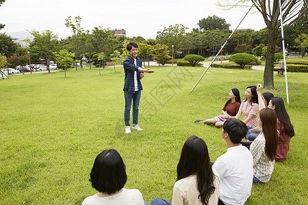 户外草坪上的大学生图片