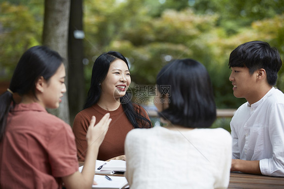 校园里聚在一起聊天的大学生图片