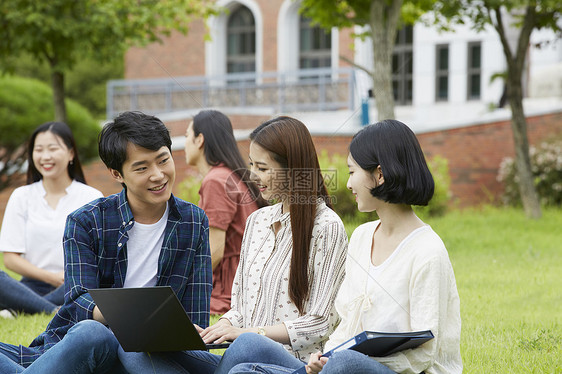 户外草坪上讨论课题的大学生图片