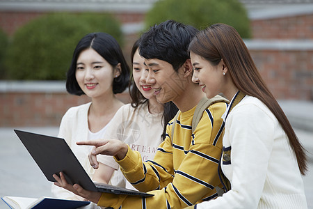 看着笔记本电脑的大学生图片