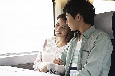 靠在男朋友肩膀上休息的年轻女性图片素材