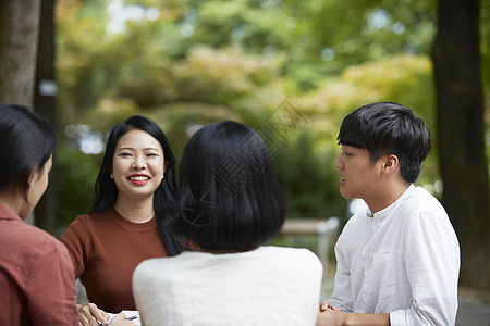 聚在公园里的青年男女图片