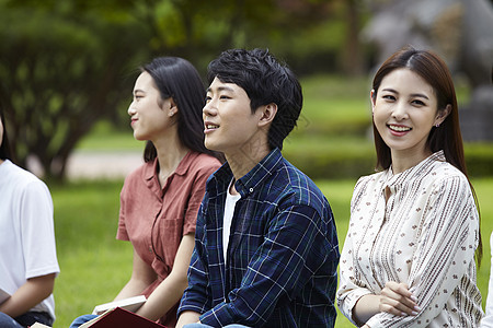 微笑的年轻女大学生图片