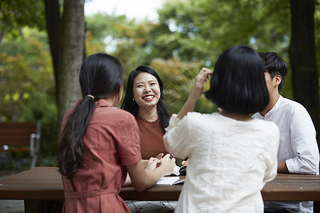 公园里微笑的年轻女性图片