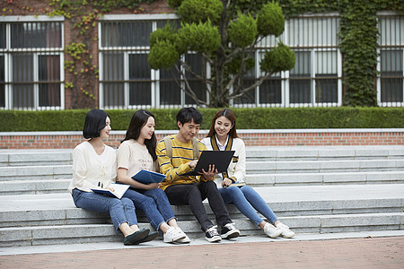 坐在台阶上的大学生图片