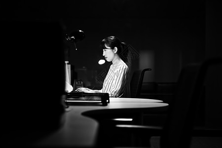 公司里日本人一人职业女加班工作深夜图片