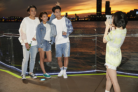 年轻人江边拍照图片