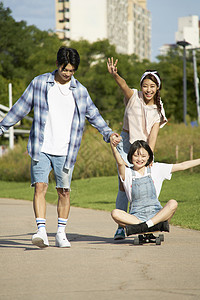 评价握把神谕年轻女子年轻男子滑板图片