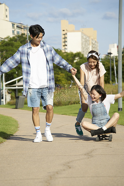 成年女子亚洲人评价年轻女子年轻男子滑板图片