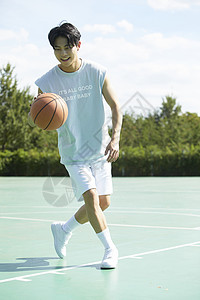 热爱篮球运动的年轻人图片