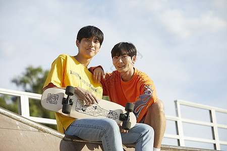 健康体育栏杆年轻人朋友滑板图片