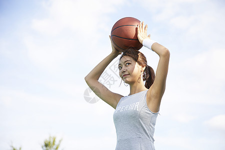 抱着篮球的年轻女孩图片