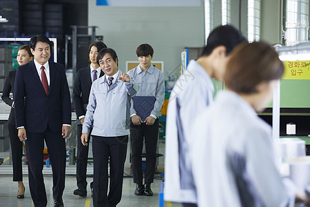 丝绒厂领导在工厂视察工作背景