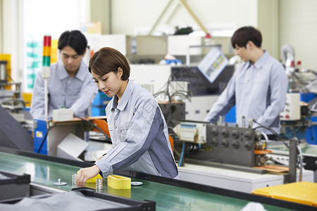 工作服制作韩国人青年往下看工厂生产线工人背景