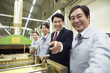 领导在巡视工厂内工作情况韩国人高清图片素材