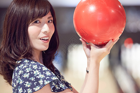 拿着保龄球开心的年轻女性图片素材