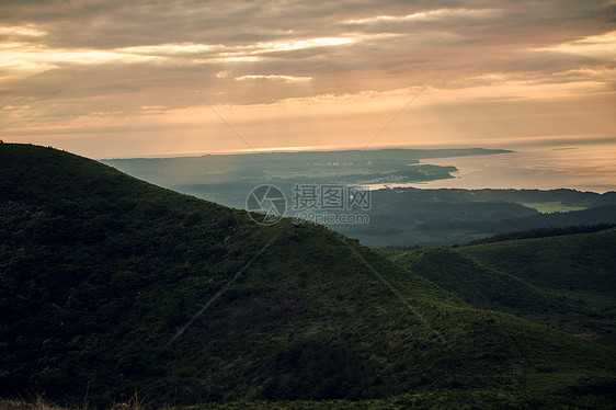 田间落日风景图片