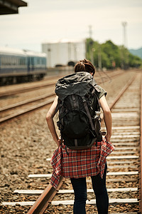 女孩背包背影图片