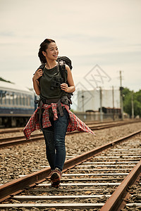 在废弃火车道游玩的年轻女性图片