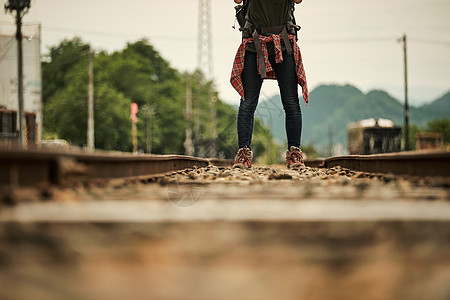 背包客女生在废弃铁路上旅游观光图片