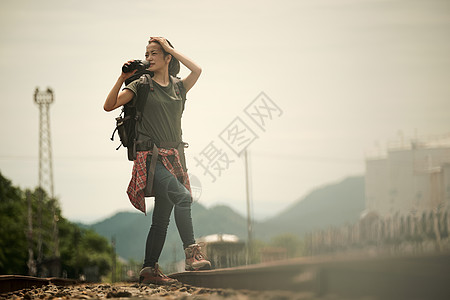 在废弃铁路附近游玩的旅行者图片