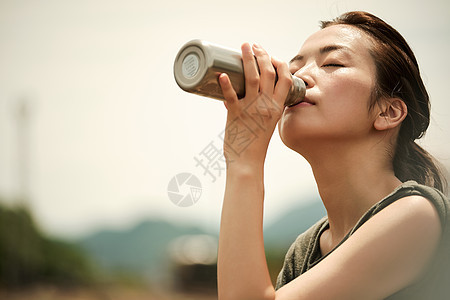 喝水的年轻女人
图片