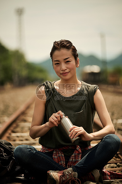 年轻女人在铁轨边休息
图片