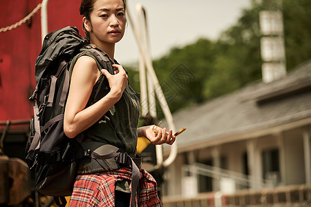 废弃铁轨前的年轻女子图片