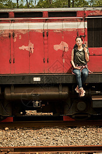 户外旅行在废弃铁路上游玩的女生图片