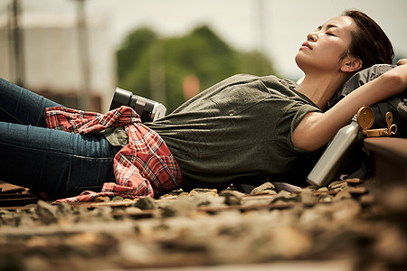躺在废弃火车轨道的女孩图片