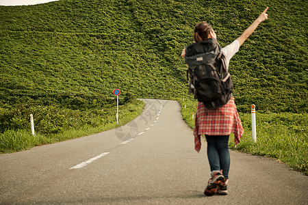 背包客女生户外旅游图片