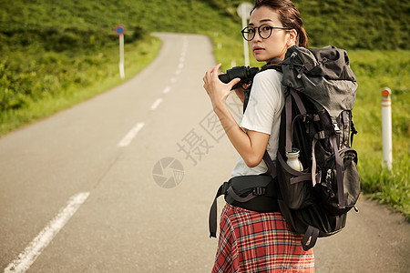 旅行背包客旅游拍照图片