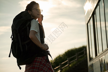 自驾游旅行背包客旅游拍照图片