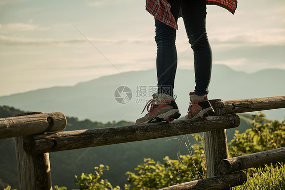 打碎女人空白部分女背包客漫步图片