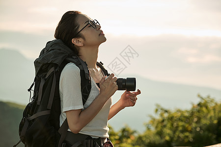 高兴笑容干净女背包客相机肖像图片