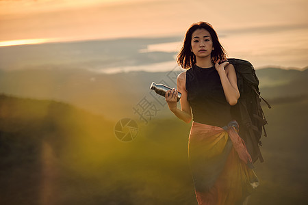 30多岁帅牧场女人背包客去草地上图片