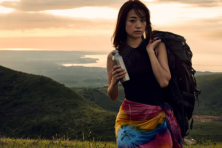 假期女休假女人背包客去草地上图片