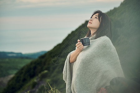 30多岁女士姐妹出游放松在湖的女背包徒步旅行者图片