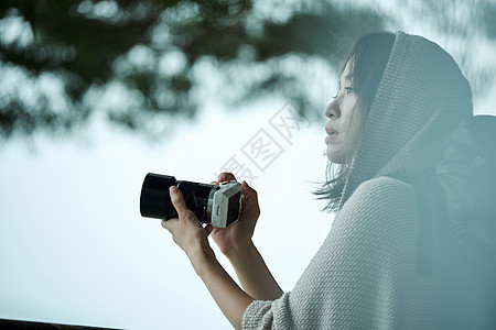 湖滨区少女复制空间妇女背包徒步旅行者湖边画象图片