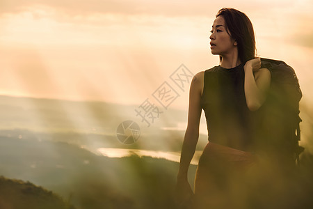 欢闹桩人物女人背包客去草地上图片