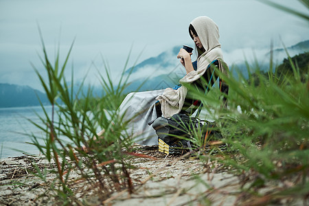 杯子美丽女士女背包客湖边茶时间图片