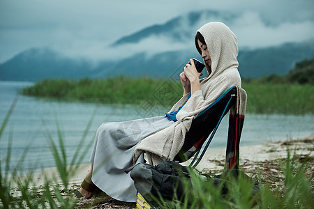 景点吞咽湖泊女背包客湖边茶时间图片