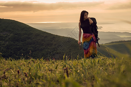 营地假期肖像女人背包客去草地上图片