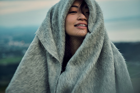 披着毯子的漂亮美女图片素材