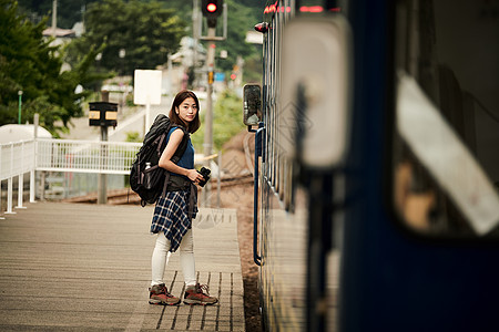 风景名胜酷旅游女子背包客家庭火车图片